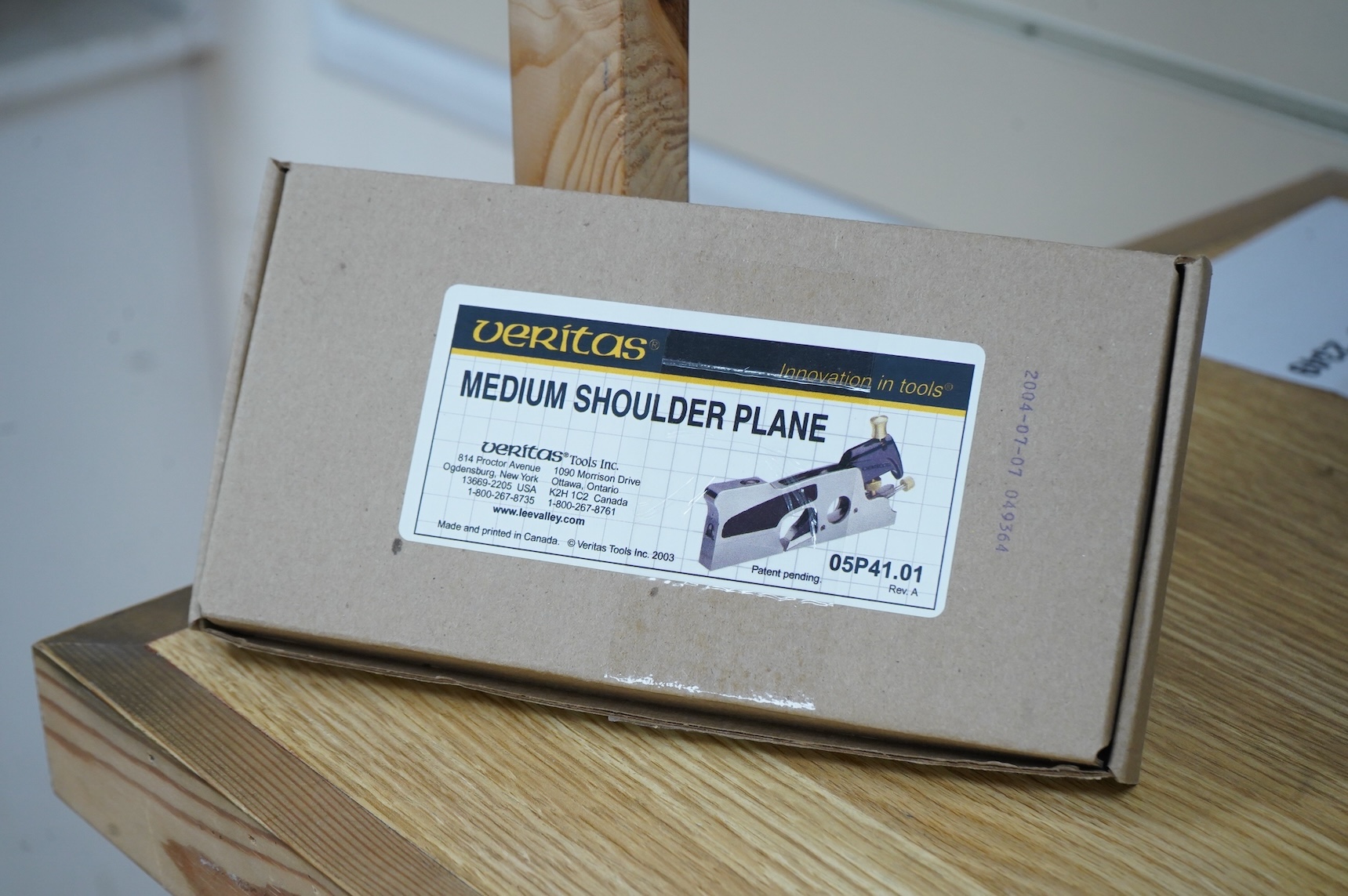 A boxed Veritas medium shoulder plane (05P41.01), with paperwork